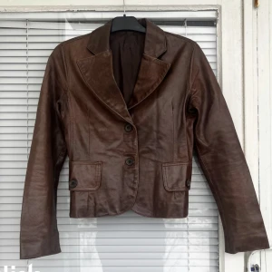 VINTAGE LÄDERJACKA - Superfin läderjacka från märket Vera Pelle säljes. Strl: S. Inga skavanker eller dylikt, happy shopping!:)