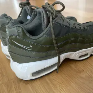 Nike airmax 95 i storlek 39 (små i storleken). Använda några gånger bara pch väljer därför att sälja dem. Inköpta för 1900kr och säljer bara för 500kr!!! 