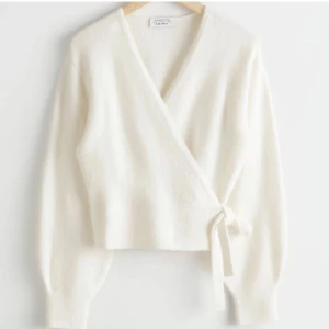 kofta från & other stories - säljer denna såå fina o sköna ”koftan” från & other stories, den är i storlek L men eftersom den är justerbar passar den allt från Xs-L skulle jag säga. tröjan är endast testad så i väldigt bra skick och slutsåld i denna färgen. 