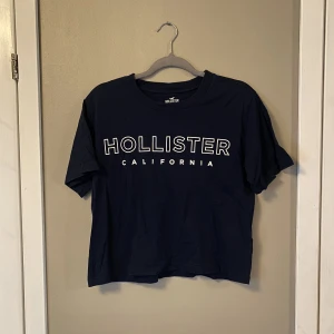 hollister t-shirt  - begagnad blå hollister t-shirt  nypris 250:- vid intresse kan fler bilder skickas 
