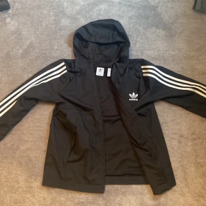 Jacka - Medeltunn vindjacka från adidas, knappt använd
