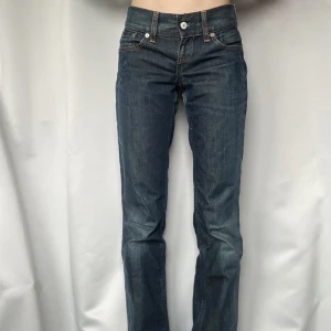 Low rise Levis jeans - Skitsnygga low rise, straight leg levisjeans, midjemåttet är 64, skriv vid frågor!
