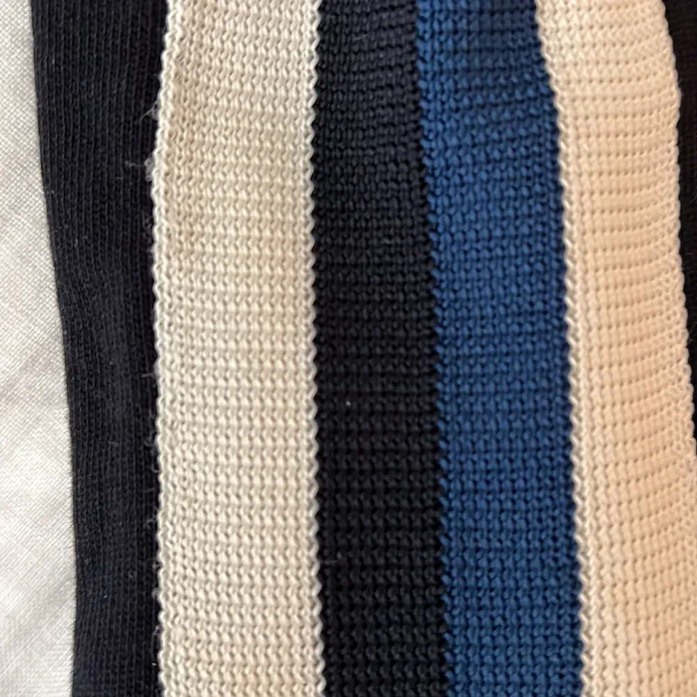 säljer denna favorit pga för liten, storlek S mörkblå sandro paris sweatshirt med broderade stripes på ärmarna, skitsnygg och skön, i väldigt gott skick!. Hoodies.
