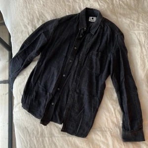 NN07 Cotton Shirt - mörkblå/mörkgrå bomullsskjorta som är mysig och mjuk från NN07, sparsamt använd. väldigt skön och varm, storlek S, regular fit och funkar även för M
