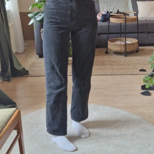 Svarta jeans - Använda men har inga slitningar eller liknande. Högmidjade, raka med lite stretch. storlek 27. Om mått på midja, höft och insida ben önskas så kan jag fixa det, även fler bilder. Går någon cm ovanför marken på mig som är 170cm. 