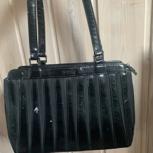 väska - jättestork och praktisk väska, dock med lite slitningar i fram