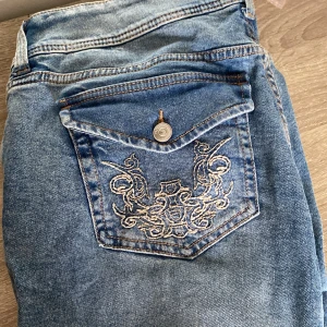 Bootcut Jeans - Säljer dessa jätte populära jeans från Hm då jag har tröttnat på dem. De är i jätte bra skick då jag bara använder dom några få gånger. Hör gärna av er om ni är intresserade❤️nypris 300 kr