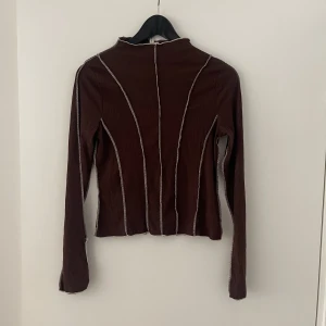 brun tröja från nelly - Långärmad tröja med slits på armarna, aldrig använd. 