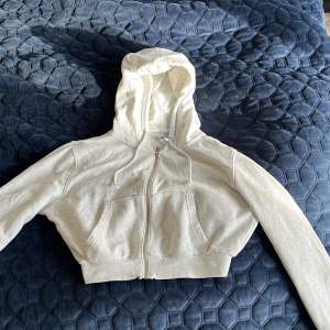 Säljer en jättefin ljus grå ”zip hoodie”. Köpte på H&M för 149kr.  använd men i bra skick!  Skriv för fler bilder