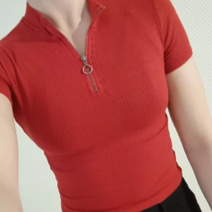 Röd stickad kortärmad topp  - Tunn stickad kortärmad tröja med dragkedja från hollister i storlek XS. Använt men fint skick. Säljes pga garderobsrensning. 