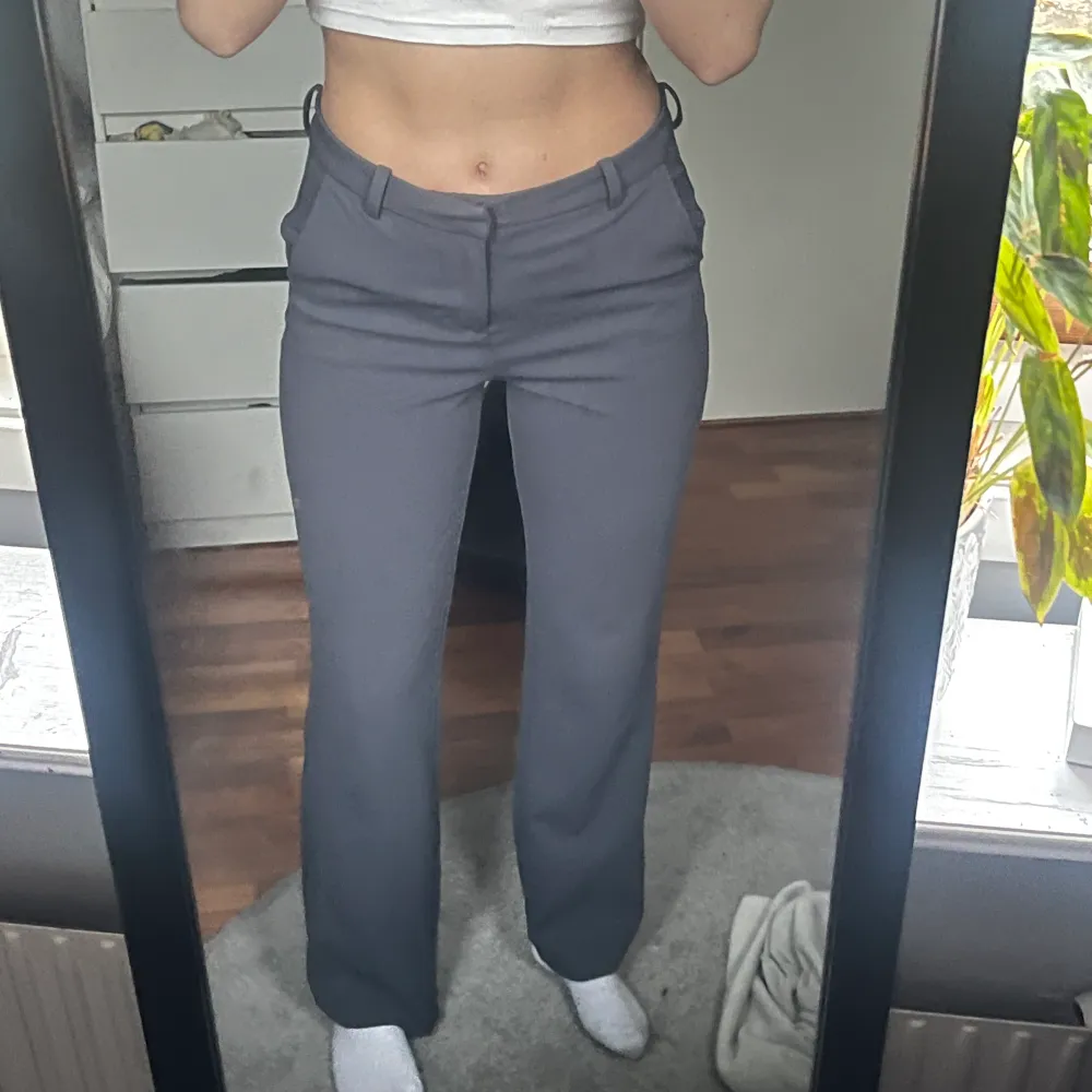 Säljer mina älskade kostymbyxor från veromoda. Byxorna är mörkblå/grå och passar perfekt i längden på mig som är 167 cm💕 säljer då jag har aldelles för många byxor och dessa tyvärr inte kommer till användning längre. Köpare står för frakten . Farkut & Housut.