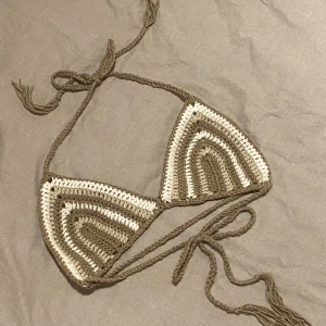 Virkade bikinitoppar - Supergulliga bikinitoppar som jag virkat själv, perfekt till sommaren. Går att få i alla storlekar och färger. Frakt tillkommer på 15kr🫶🏻