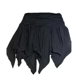 Svart kjol - Fin svart kjol💗 sparsamt använd. Står ingen storlek men sitter som en S. Gratis frakt!