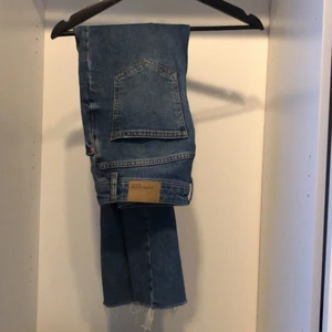 Vida jeans - Vida jeans med ”klippta” ben, galet snygga speciellt till sommaren. Använda fåtal gånger 