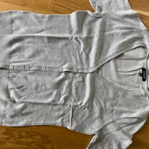 Enkel stickad kofta strl S - Bra skick, aldrig haft på mig den då jag råka köpa 3 av samma kofta. Finns två st till de som vill ha. Grå och är stickad dessutom bra material. 