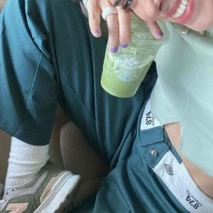 Dickies byxor - ) Supersnygga gröna dickies byxor, liknar 874 modellen! Förstå två bilderna är lånade för stilinspiration , skriv så skickar jag fler bilder🫶🏻 orginalpris ca 700kr Storleken passar s-m