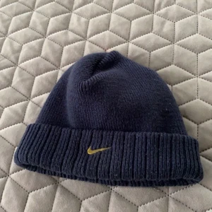 Vintage Nike beanie  - En vintage Nike beanie.  Säljer den pga att jag har använt den 1-3 ggr. Inga hål, den är som ny. Skriv om ni vill ha flera sådanna mössor :)