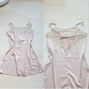 Vintage slipdress - Så fin silkig slipdress passar ca xs-s och kan scusteras lite i axelbanden ich bandet i ryggen 💖45 kr💖 frakt 26 kr! 3 för 2 på min sida 