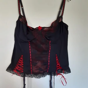 gothic korsett - alt korsett med strumphållare, själv aldrig använt den men ingen aning om förra ägaren. plagget är iallafall i perfekt skick!  Frakt kostar 62kr ifall du ej kan mötas upp i Östersund 