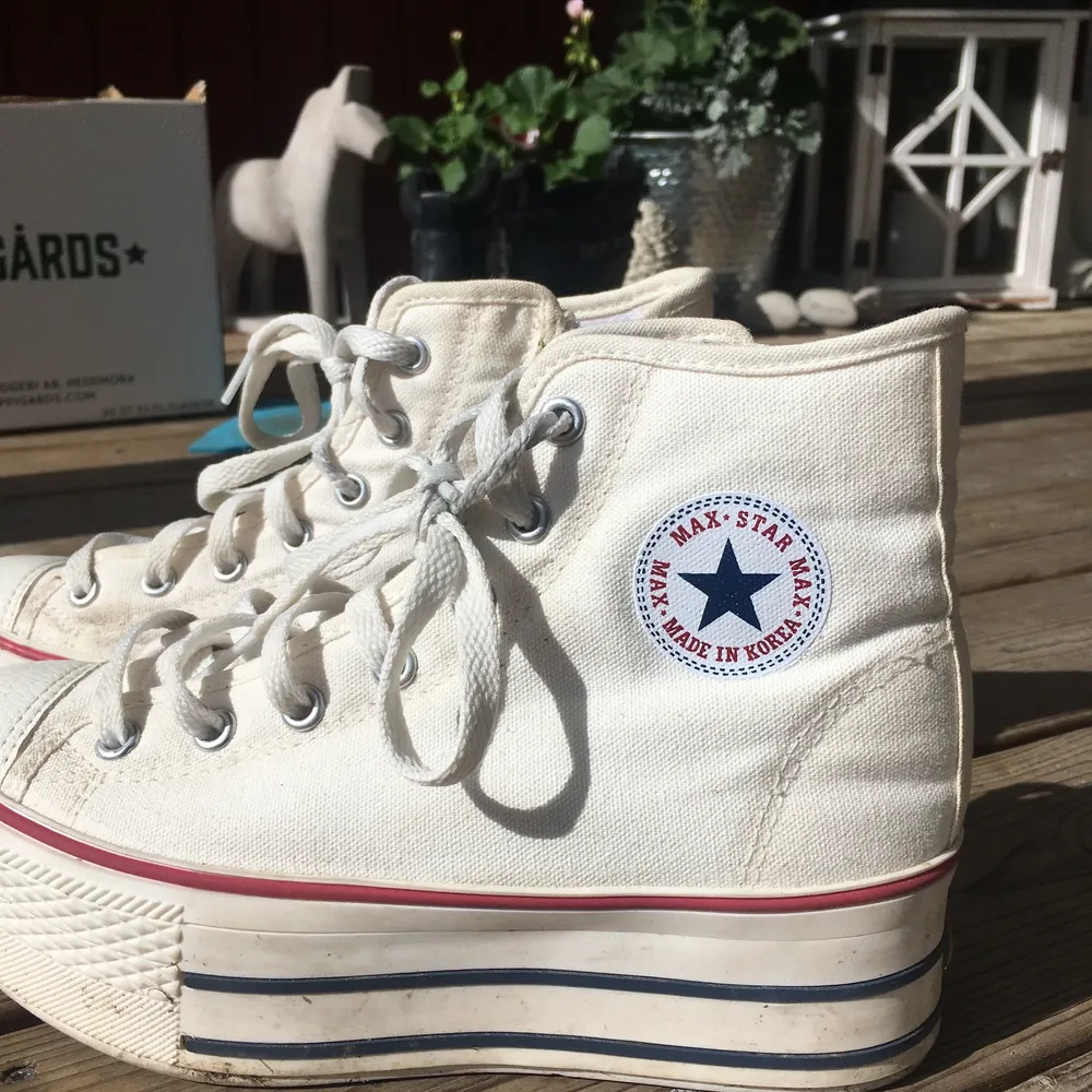 Vita platåsneakers från ”Max Star”, påminner mycket om Converse! Använda, men i fint skick, en tvätt i maskin så får de tillbaka färgen!   Köpta för 399kr. . Skor.