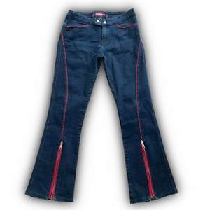 Sjukt snygga Jeans från Killah, coola punkiga detaljer! Dom är lågmidjade med flare cut! I perfekt skick! Storlek W28! Stretchiga! MÅTT// Midja-70cm Innerbensmått-72cm Jag är 170cm lång!💋