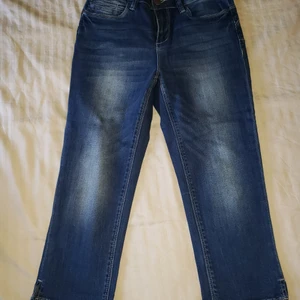 Trekvartsjeans  - Fin blå färg på dessa somriga trekvartsjeans. 