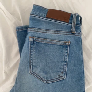 Mid rise jeans från bikbok👌🏼 - Knappt använda