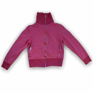 Rosa polokofta med fickor - Supersöt rosa kofta med silvriga dragkedjor Fickorna är riktiga!! Snyggt att ha koftan helt stängd med polokrage men man kan också vika ner kragen om man vill:)  Lite urtvättad annars inga fel!  Storlek XS/S passar eventuellt M också🌷