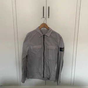 Stone island Overshirt, M, grå - Tjena, säljer min skitsnygga overshirt från stone island. Knappt använd, 9/10, priset är inte skrivet i sten.