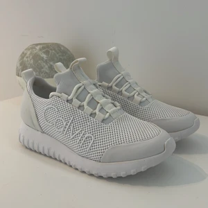Calvin Klein sneakers  - Säljer mina CK sneakers som är helt oanvända.  Köpte dem då för 1099:-  Storlek: 35 men passar även om en 36a.  Kan posta eller mötas upp! 