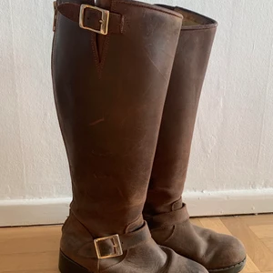 Bruna Johnny Bulls - Bruna Johnny Bulls med gulddetaljer. Använda två säsonger, fint skick. Nypris 1900kr. 