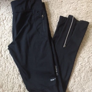 Svarta träningstajts från Stadium - Brukade använda dessa när jag joggade regelbundet, men nu när jag är out of shape tänkte jag sälja dem vidare. Dem är från Stadium, har små reflexer och smart minificka för nycklar. 