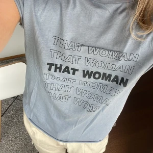 T-shirt - Så fin blå/grå t-shirt ifrån NA-KD😍💕