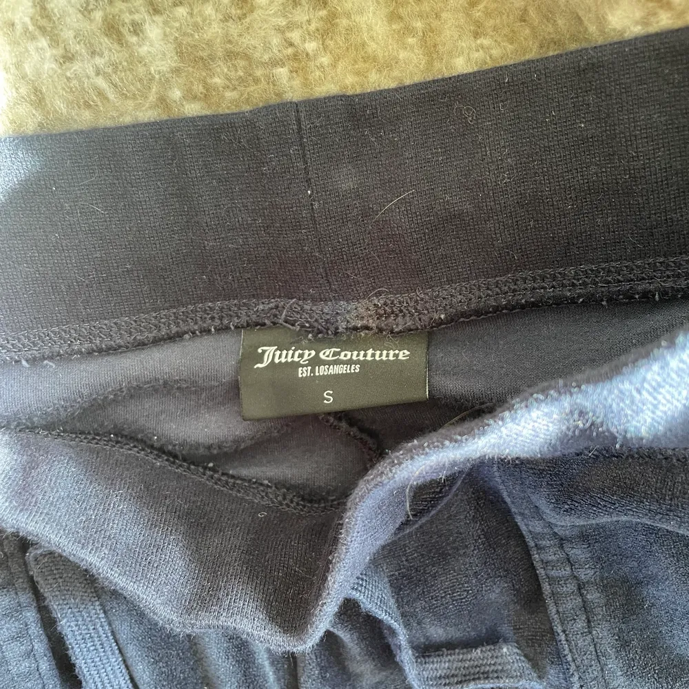 Säljer mina juicy byxor eftersom jag har ett par andra i xs och dessa inte kommer till någon användning💘 Nästan som nya eftersom jag endast använt dem max 3 gånger:). Jeans & Byxor.