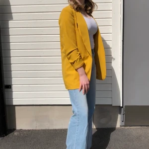 Gul blazer - En gul blazer inhandlad från Boohoo. Säljer då den inte riktigt är min stil längre💛  Frakt kan variera beroende på pris. (Tryck INTE på köp nu)
