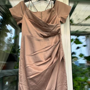 Beige balklänning  - Beige klänning som aldrig är använd då jag hade två klänningar att välja mellan så denna är bara testad. Kontakta gärna vid frågor ☺️