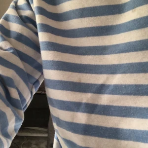 en jätte fin tröja från lefties<3 - Säljer för jag inte använder den så mycket, köpte den för ett ett halv år sedan typ. Vet ej nypris men i bra skick och tvättar innnan jag postar!<3 vi diskuterar priset privat!