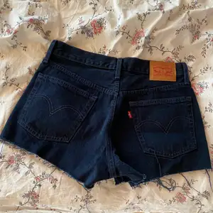 Svarta Levi’s shorts i modellen 501! I nyskick, säljer pga för små 😢 jag har normalt sett storlek 36 i det mesta och dessa är på gränsen för små, tror därav de passar någon som är runt en 34a bättre! 😊