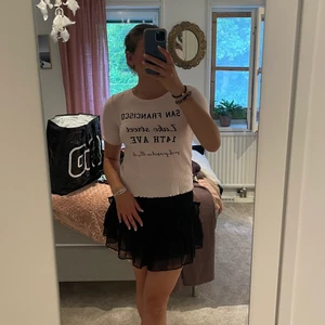 Rosa mjuk T-shirt från H&M - Säljer min rosa t-shirt från H&M i storlek 170/S, fint skick, använd någon gång när jag var yngre, mjukt material 