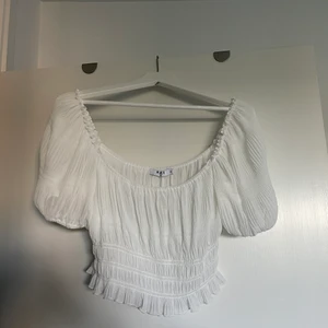 Croppad blus - Croppad blus från na-kd, superfint i vitt och storlek 40