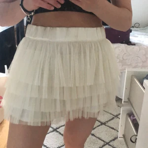 Vit tyllkjol😍 - Super söt vit tyllkjol från h&m. Använd fåtal gånger. Säljer pga kommer ej till användning;( i strlk 34/xs men passar även 36/S jag är 160cm 