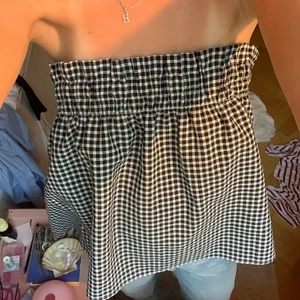 Topp från hm - Rutig topp från hm. Storlek L men jag är själv en s. Frakt tillkommer på 45 kr