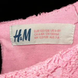 En jätte söt kläninning med en liten söt roset. - Den är använd men ändå i bra skick.