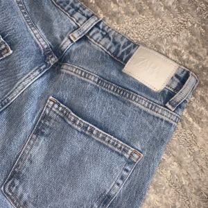 Zara jeans med slits  - Andvänds en gång hemma så dom är som nya förstpra för mig 