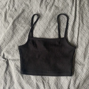 Svart linne  - Säljer detta svarta linne ifrån HM i storlek xs. Säljer p g a får ingen användning av det. 