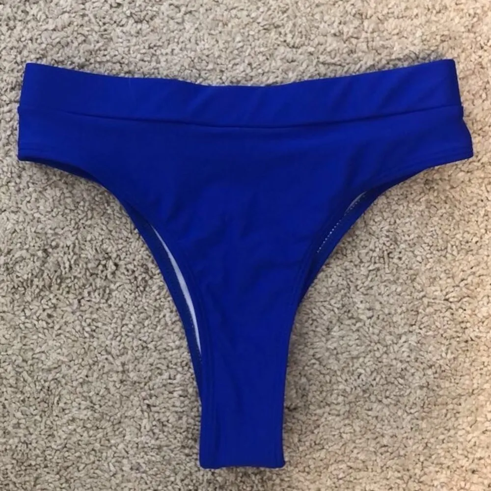 Säljer dessa blåa bikinittrosorna som är helt nya. De är inte ens testade, jag köpte ett bikini sett bara för att jag ville ha toppen!💓. Övrigt.