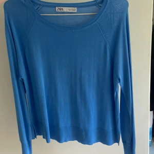 Blå tröja från zara - Jätte skön och snygg tröja från zara, perfekt på sommaren då den är väldigt tunn, har inte använt den mycke då jag har en liknande jag gillar mer. Bra skick! 