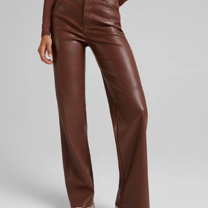 Ursnygga skinnbyxor från bershka  - Snygga bruna ”skinnbyxor” från Berskha. Använda en gång, aldrig tvättade. Var inte min stil. 260kr inkl. frakt.😍🤎 Perfekt partybralla!! Har M för att längden skulle passa mig som är 174 cm. Sitter som en S.