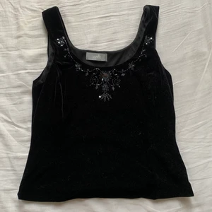velvet topp - en svart tröja med pärlor där fram o gjord i velvet liknande material! snygg till lågmidjat!