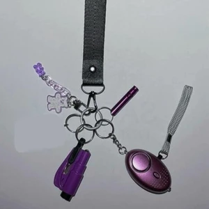 Säkerhets nyckelringar - Säkerhets nyckelringar som finns i olika färger och stilar (fler alternativ finns på min profil). Nyckelringarna innehåller en Bältesskärare, fönsterkross, överfallslarm, ficklampa och så en visselpipa